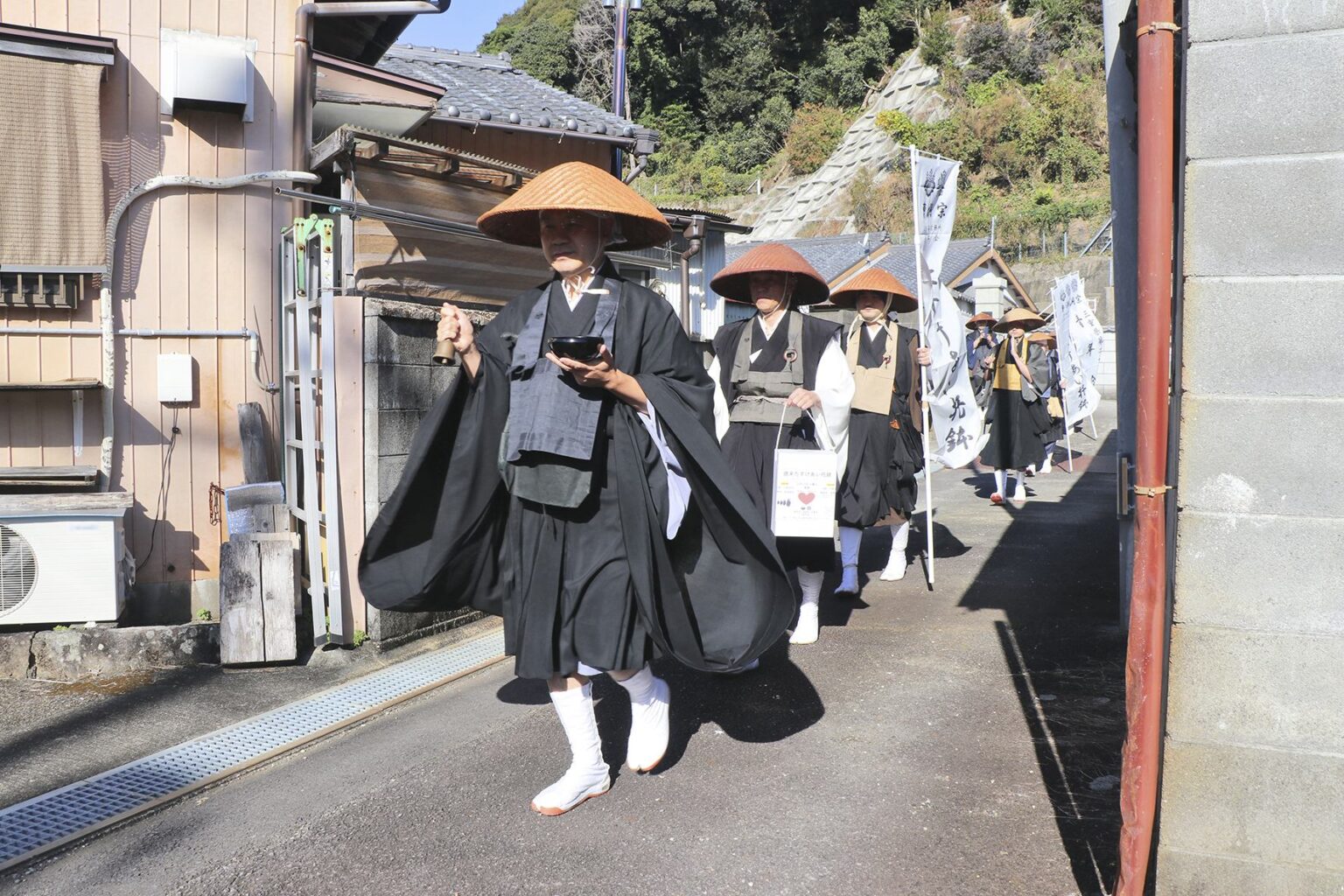 木本・有馬で功徳施す 曹洞宗の若手僧侶ら托鉢